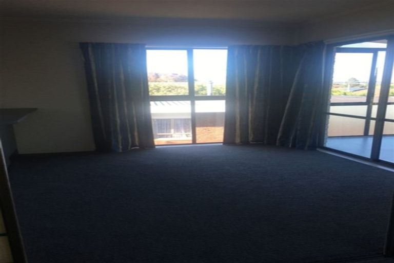 Photo of property in 19 Rosewarne Crescent, Glendene, Auckland, 0602