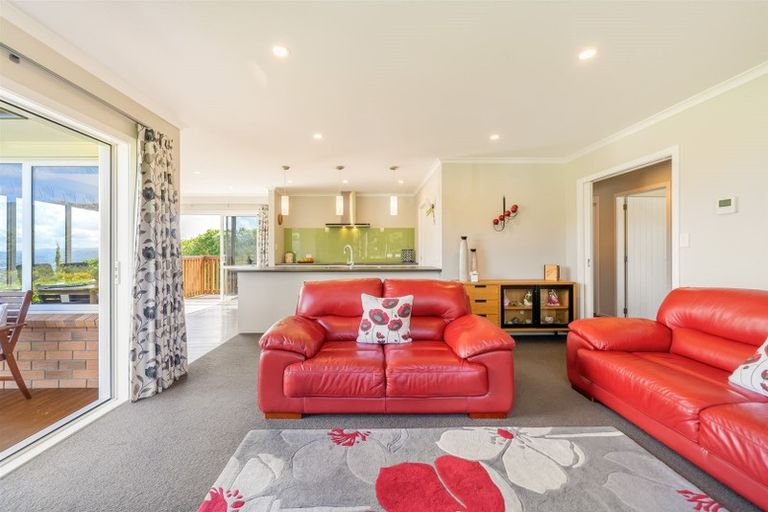 Photo of property in 1 Valley View Way, Timberlea, Upper Hutt, 5018