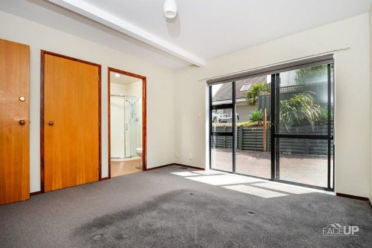 Photo of property in 128 Wiseley Road, West Harbour, Auckland, 0618