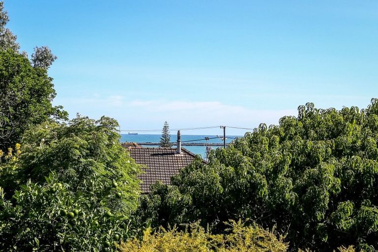 Photo of property in 35a Breakwater Road, Moturoa, New Plymouth, 4310