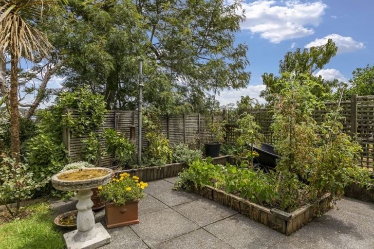 Photo of property in 82 Sylvan Avenue, Northcote, Auckland, 0627