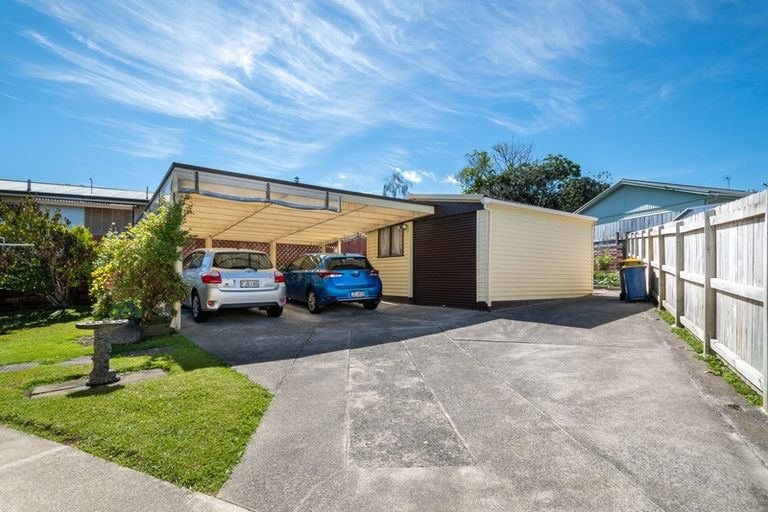 Photo of property in 6 Pankhurst Place, Sunnyvale, Auckland, 0612