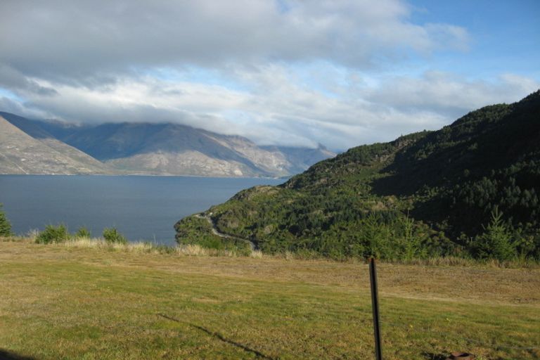 Photo of property in 10 Miller Place, Sunshine Bay, Queenstown, 9300