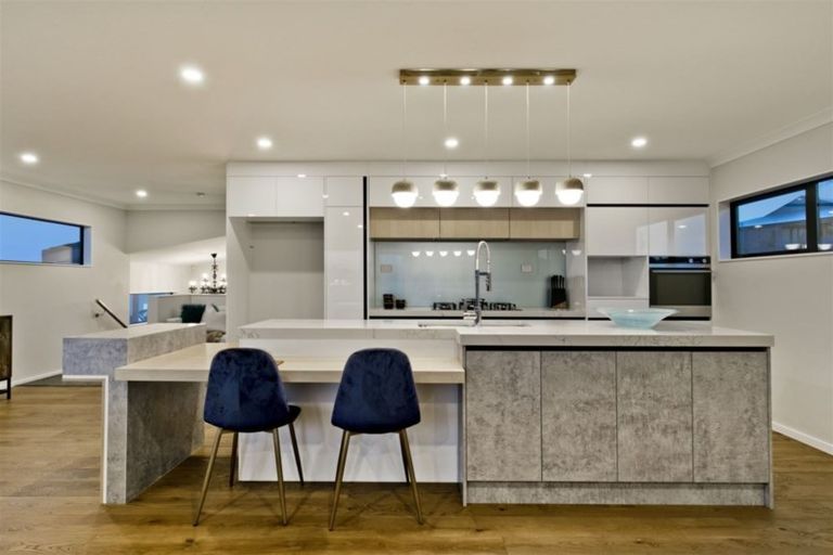 Photo of property in 29 Bernleigh Terrace, West Harbour, Auckland, 0618