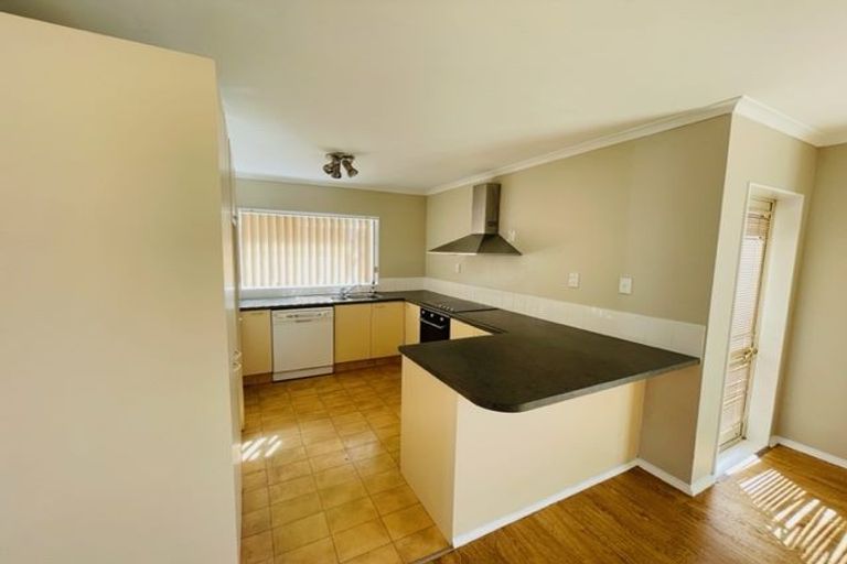 Photo of property in 15 Newbegin Place, Weymouth, Auckland, 2103