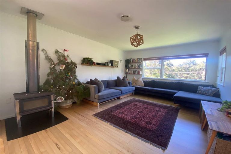 Photo of property in 153 Laingholm Drive, Laingholm, Auckland, 0604