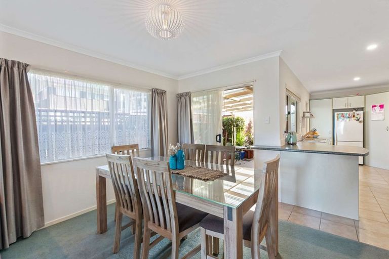 Photo of property in 37 Roys Road, Weymouth, Auckland, 2103