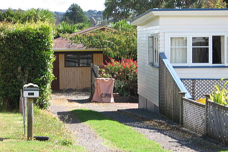 Photo of property in 3 Bishop Street, Green Bay, Auckland, 0604