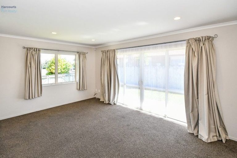 Photo of property in 2 Carisbrook Crescent, Papakura, 2110