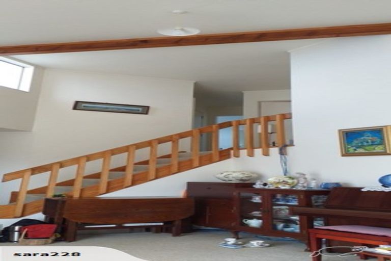 Photo of property in 2b Sunhaven Drive, Newlands, Wellington, 6037