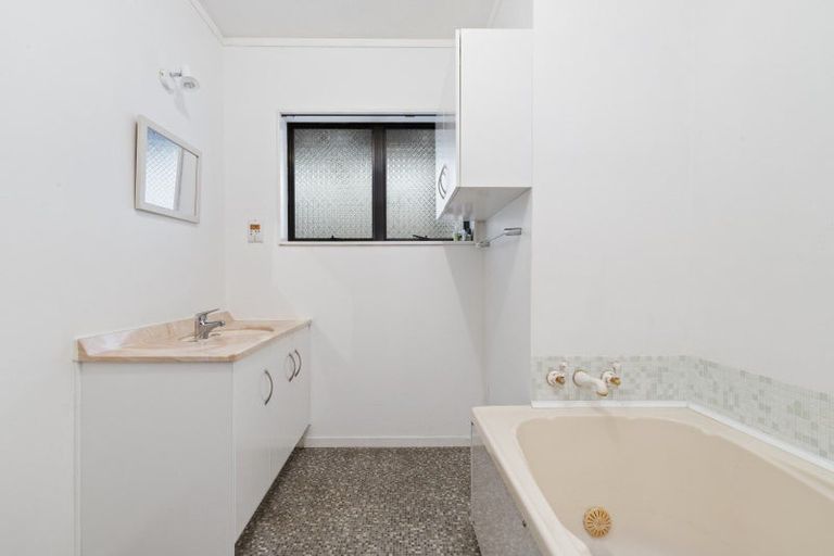 Photo of property in 8 Godwit Place, Waiuku, 2123