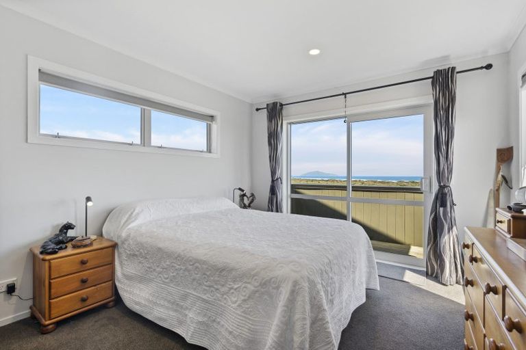 Photo of property in 17 Uxbridge Terrace, Waikawa Beach, Levin, 5573