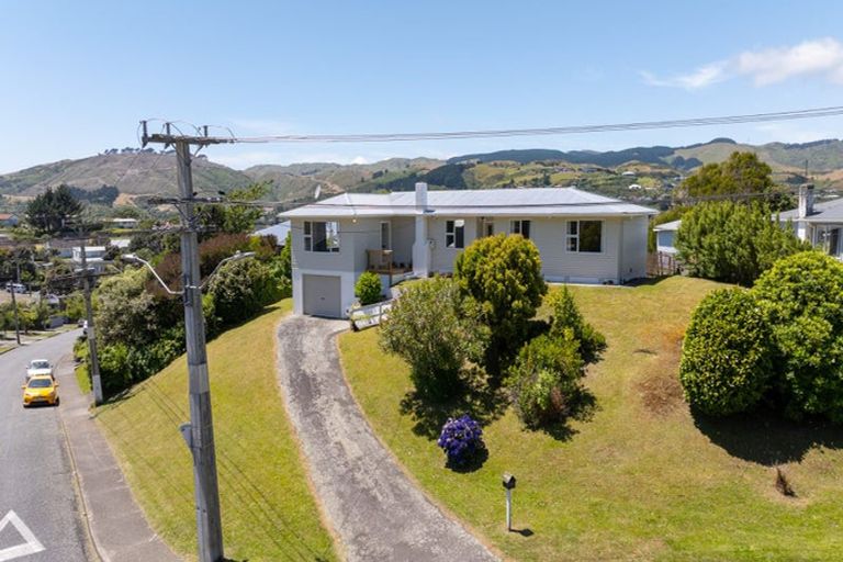 Photo of property in 28 Franklyn Road, Tawa, Wellington, 5028