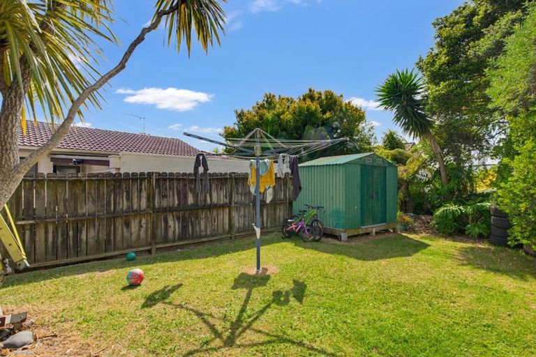 Photo of property in 9 Panzic Place, Glen Eden, Auckland, 0602