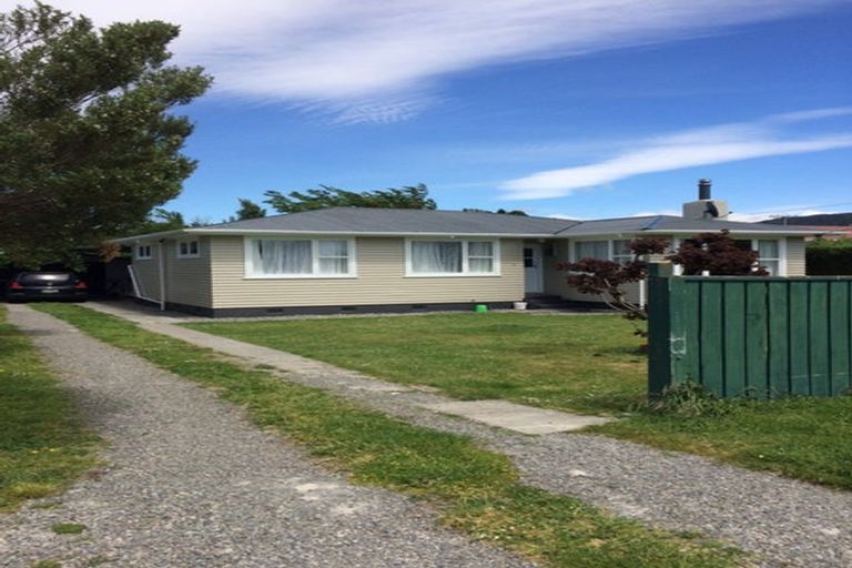 Photo of property in 70 Brandon Street, Featherston, 5710
