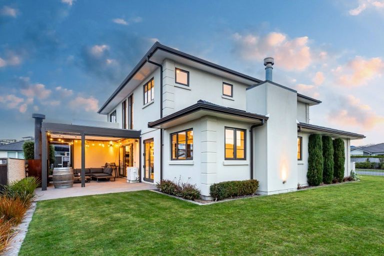 Photo of property in 88 Queen Charlotte Drive, Aotea, Porirua, 5024