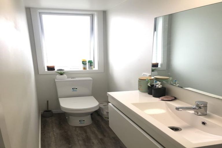 Photo of property in 92 Kelburn Parade, Kelburn, Wellington, 6012