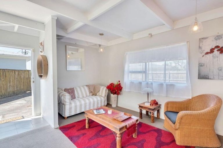 Photo of property in 19 Beaubank Road, Kelston, Auckland, 0602