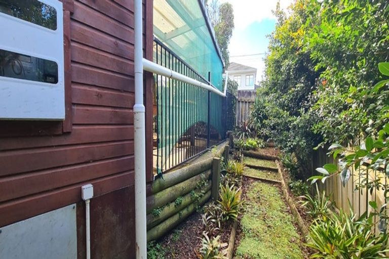 Photo of property in 24 Karamu Street, Te Atatu Peninsula, Auckland, 0610