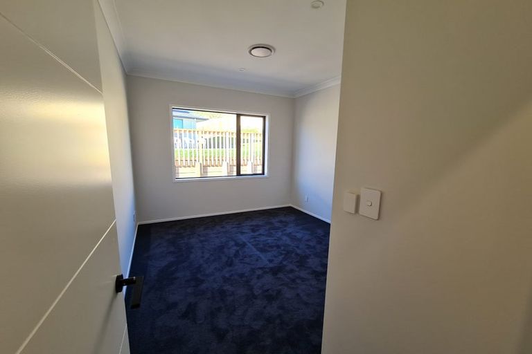 Photo of property in Queen Charlotte Drive, Aotea, Porirua, 5024