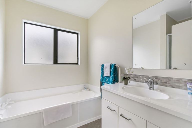 Photo of property in 29 Loughanure Place, Massey, Auckland, 0614