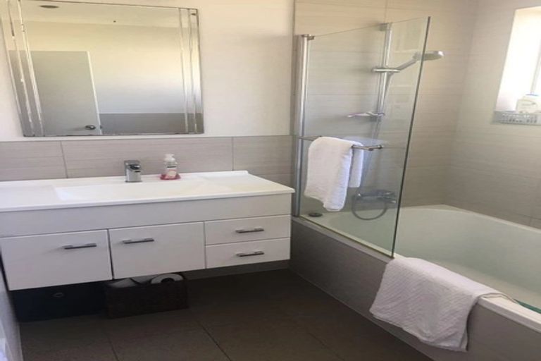 Photo of property in 224 Glamorgan Drive, Northcross, Auckland, 0630