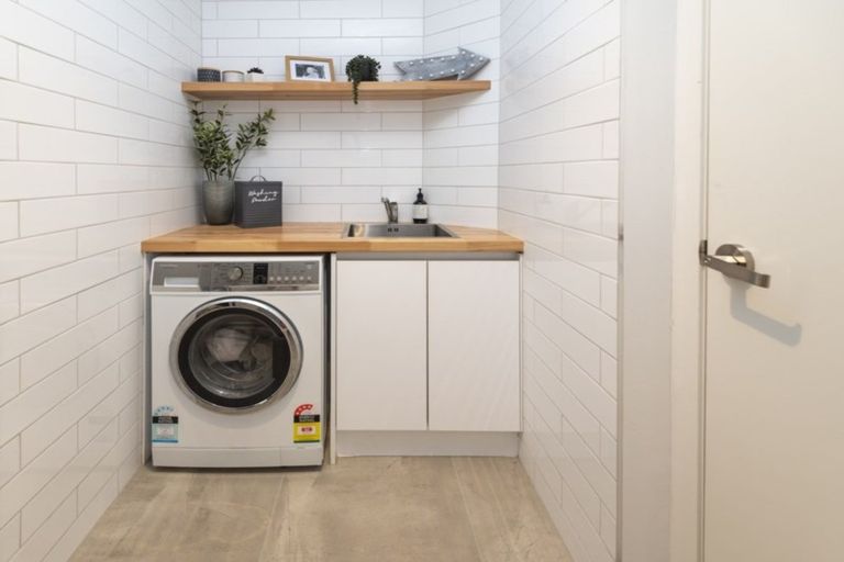 Photo of property in 70 Beach Road, Mellons Bay, Auckland, 2014