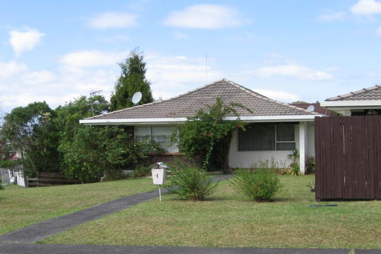 Photo of property in 2/1 Longbill Place, Glendene, Auckland, 0602