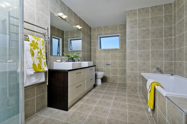 Photo of property in 15 Hornbill Drive, Fairview Heights, Auckland, 0632