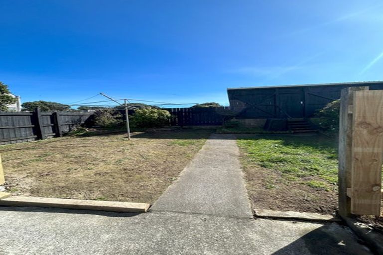 Photo of property in 112 Akaroa Drive, Maupuia, Wellington, 6022