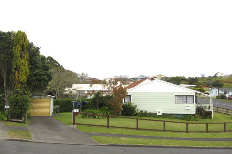 Photo of property in 2 Lindaver Grove, Merrilands, New Plymouth, 4312