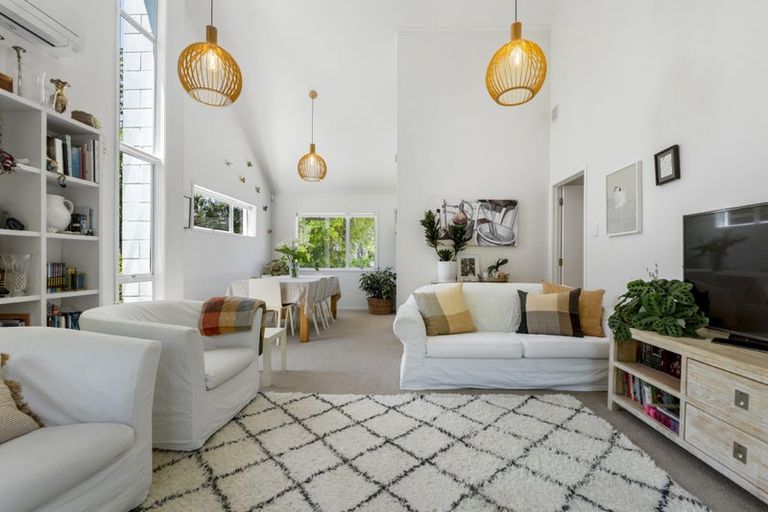 Photo of property in 1/41 Ravenwood Drive, Forrest Hill, Auckland, 0620