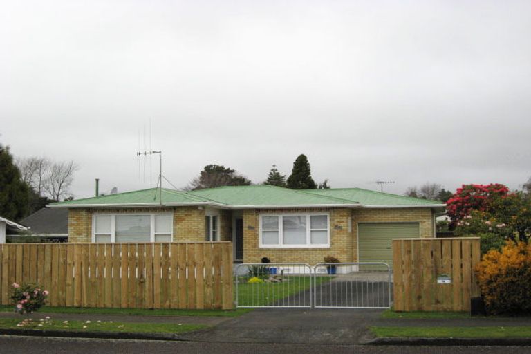 Photo of property in 59 Karaka Crescent, Levin, 5510