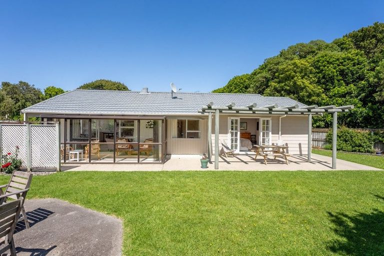Photo of property in 16 Iti Grove, Waikanae, 5036
