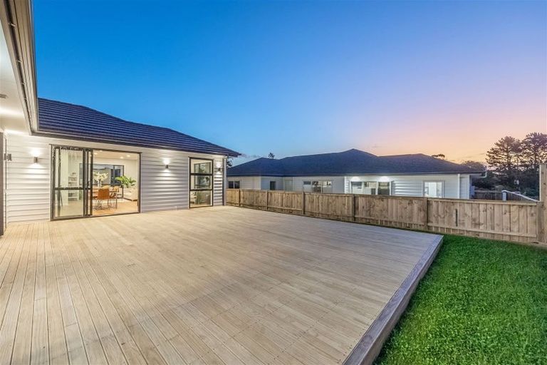 Photo of property in 22 Lewis Younie Road, Kumeu, 0810