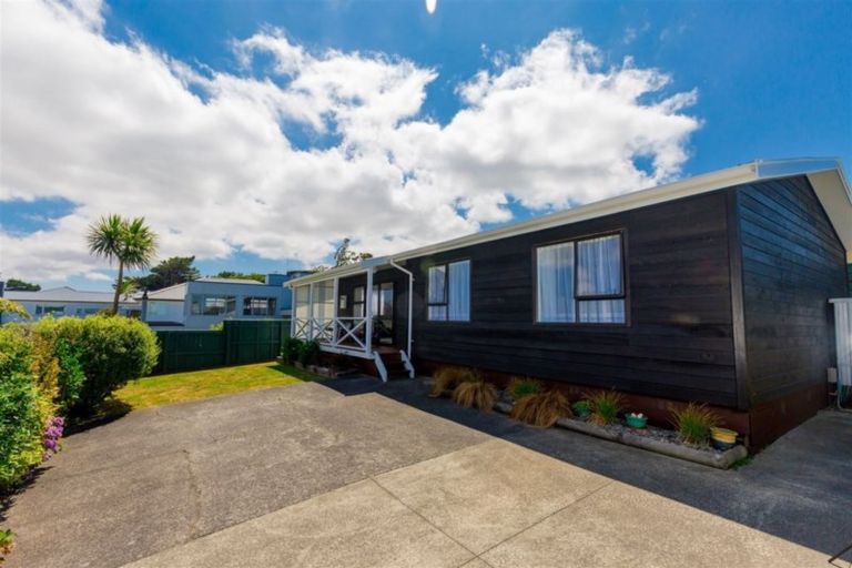 Photo of property in 8a Chapman Street, Newlands, Wellington, 6037