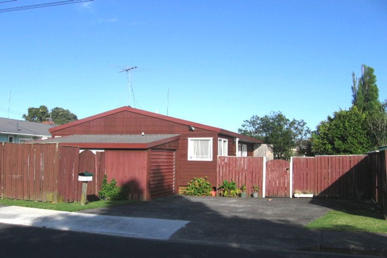 Photo of property in 1/2 Avalon Place, Glenfield, Auckland, 0629