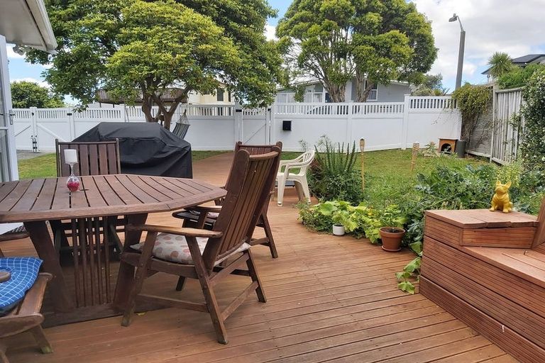 Photo of property in 4 Gregg Place, Sunnyvale, Auckland, 0612