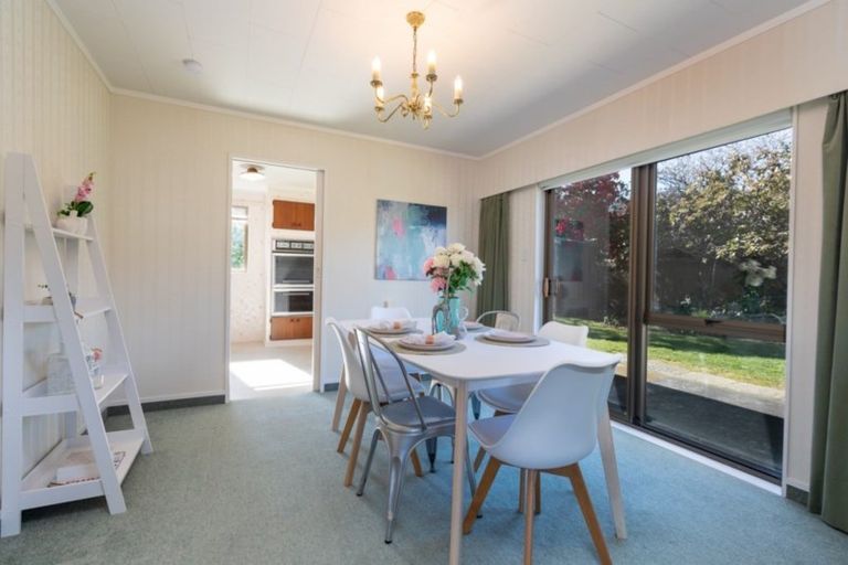 Photo of property in 1 Rewarewa Crescent, Waikanae, 5036