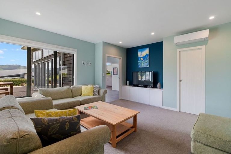 Photo of property in 12 Roseberry Place, Whitianga, 3510