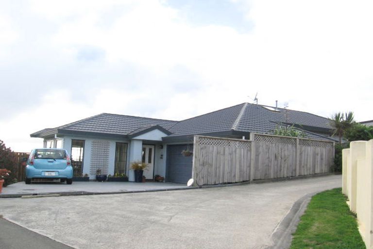 Photo of property in 16 Huxley Grove, Churton Park, Wellington, 6037