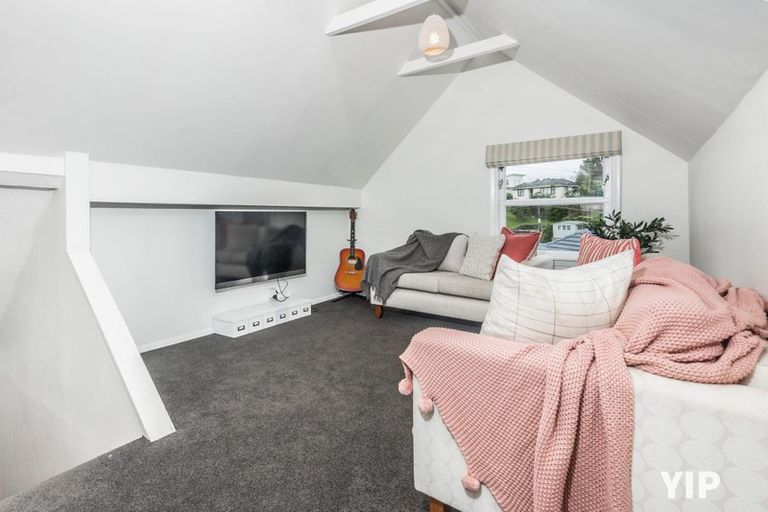 Photo of property in 11 Lyndfield Lane, Newlands, Wellington, 6037