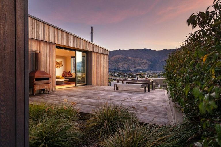 Photo of property in 6 Akitu Rise, Wanaka, 9305