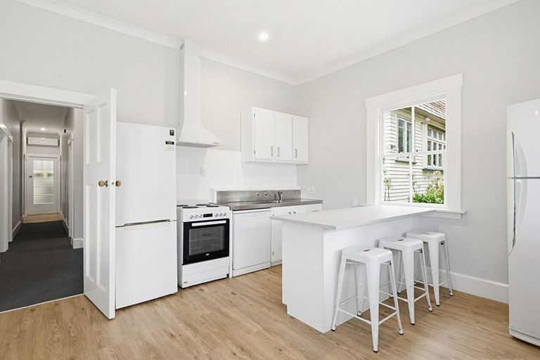 Photo of property in 5 Governor Road, Northland, Wellington, 6012