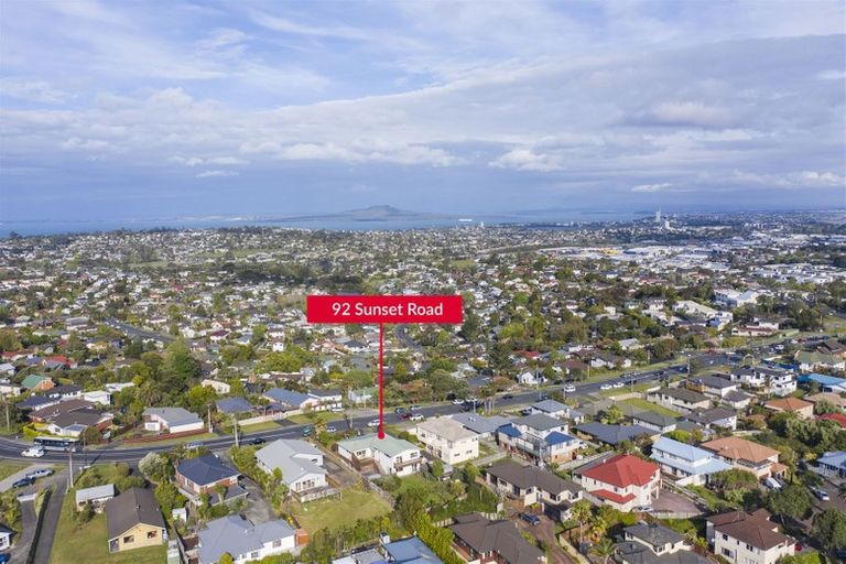 Photo of property in 92 Sunset Road, Unsworth Heights, Auckland, 0632