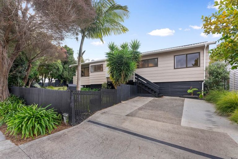 Photo of property in 2 Gosford Drive, Botany Downs, Auckland, 2010