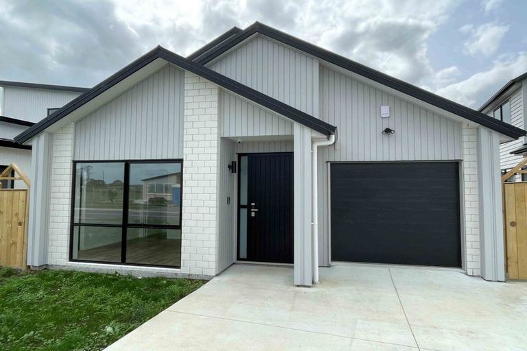 Photo of property in 8 Korowhiti Road, Clarks Beach, 2122