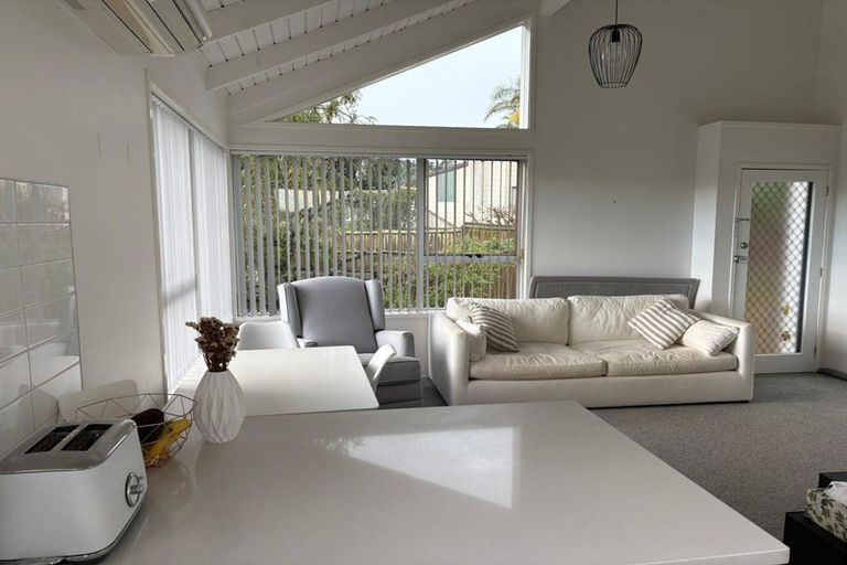 Photo of property in 1/14b Camrose Place, Glenfield, Auckland, 0629