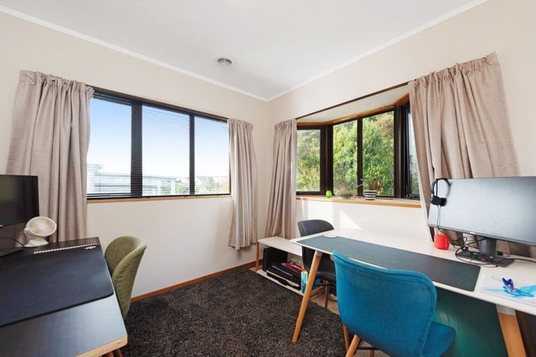 Photo of property in 16a Parklands Drive, Karori, Wellington, 6012