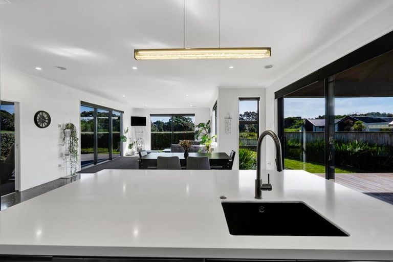 Photo of property in 6 Pebble Beach Court, Waiwhakaiho, New Plymouth, 4312
